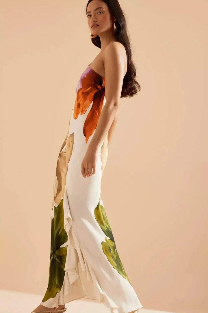 Robe maxi femme avec imprimé floral multicolore, bretelles fines et tissu léger, idéale pour les journées ensoleillées.