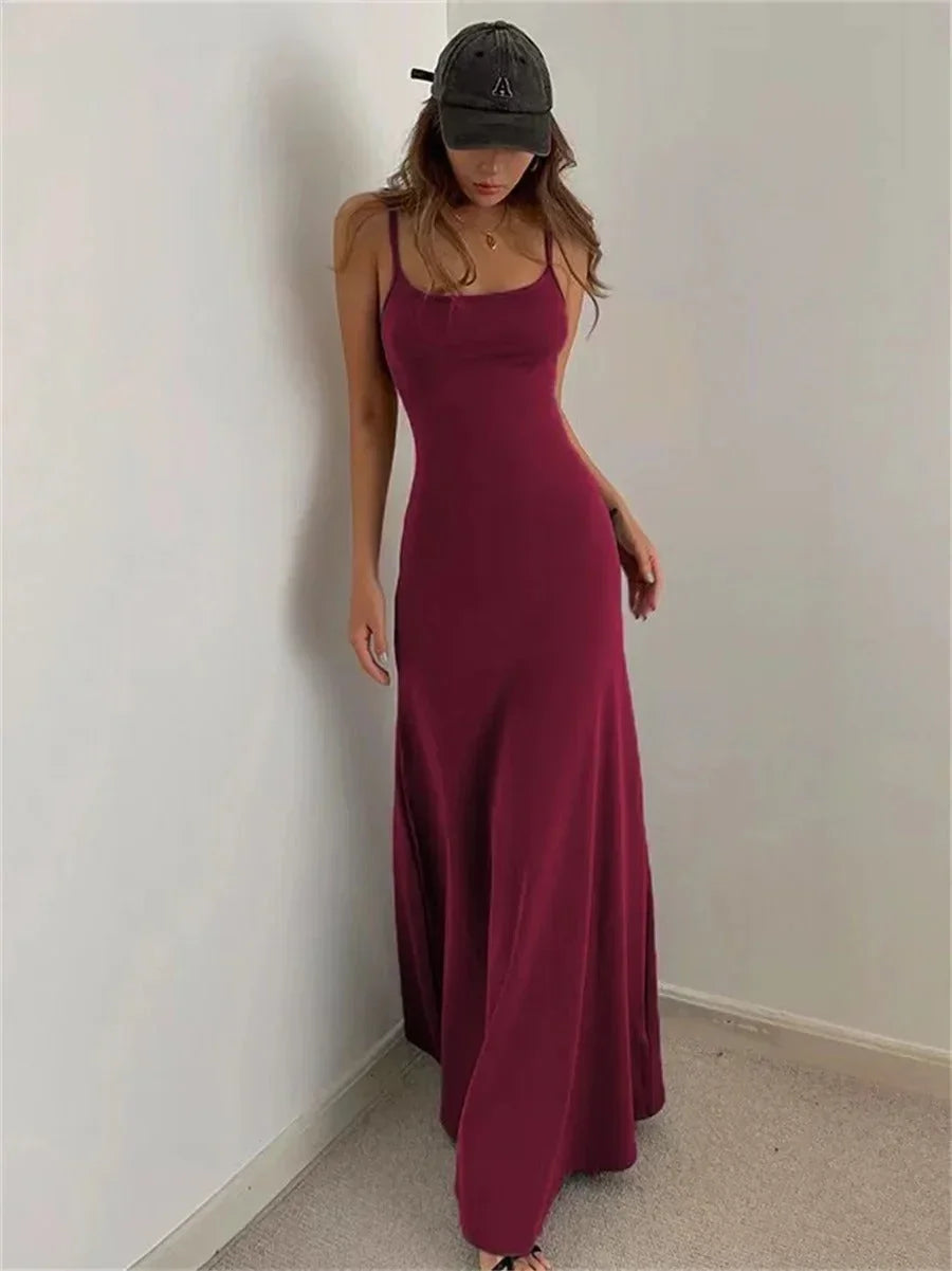 Robe longue femme longue en tissu léger, silhouette ajustée sans manches, idéale pour un look décontracté et élégant.