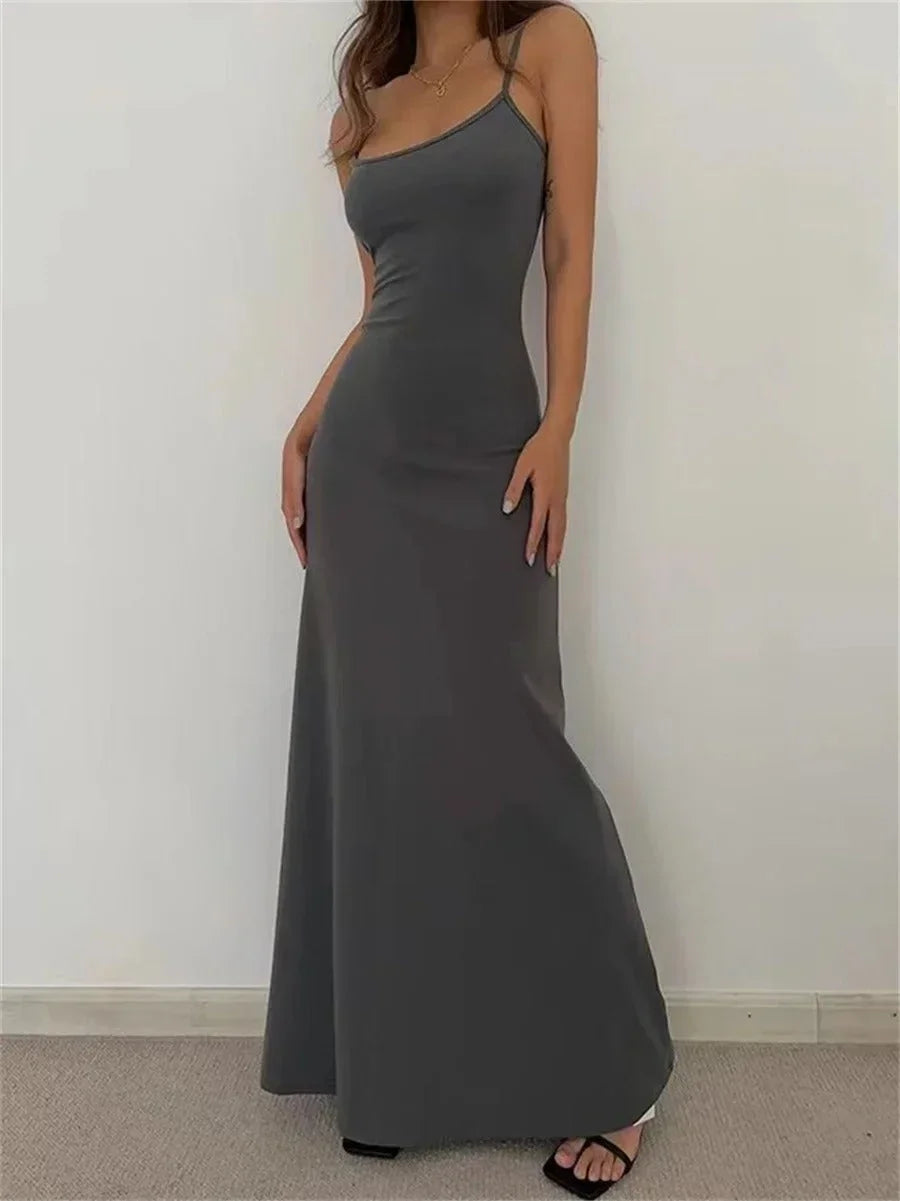 Robe longue femme longue, ajustée, sans manches, en tissu léger avec un décolleté en V et une coupe fluide idéale pour l'été.
