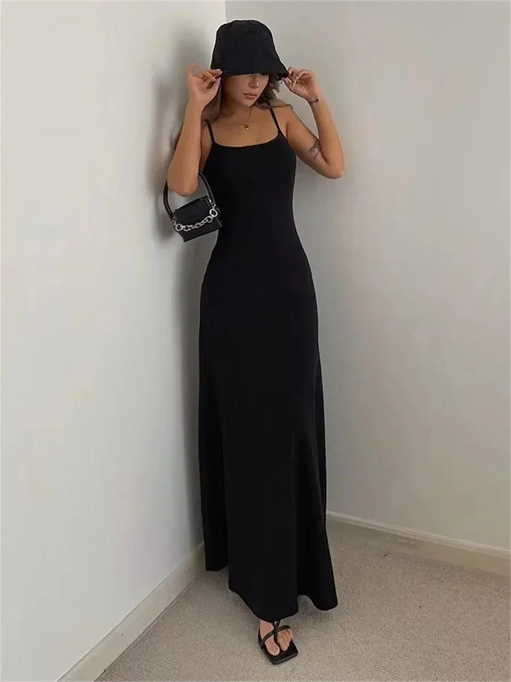 Robe longue femme longue en tissu léger, silhouette ajustée sans manches, idéal pour les journées estivales.