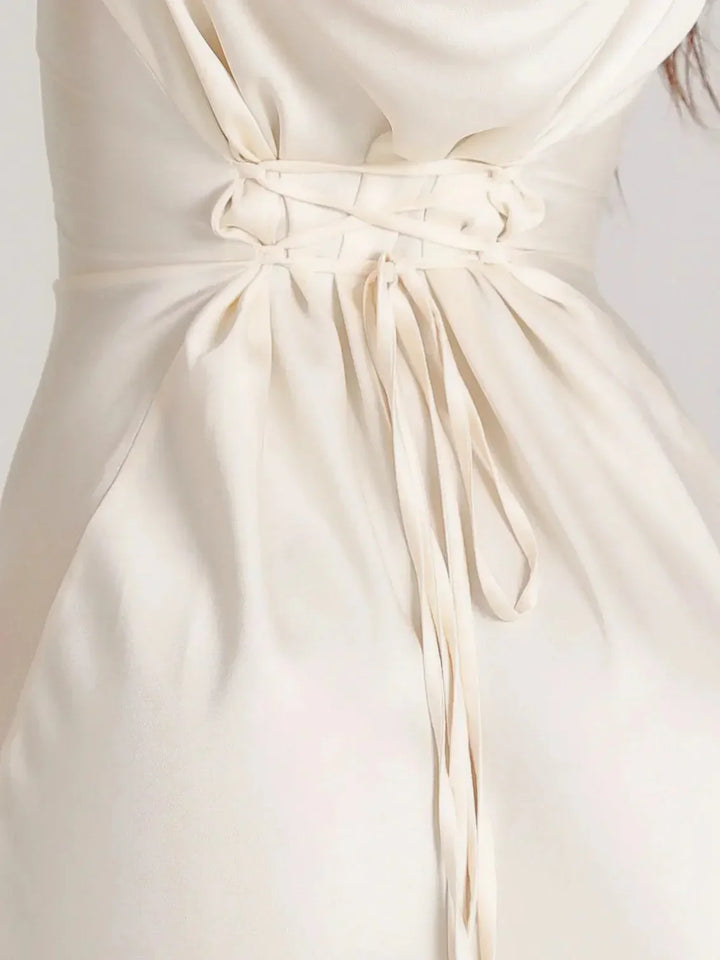 Robe maxi noire pour femme, manches longues, en tissu léger avec motif floral, adaptée aux invités de mariage.
