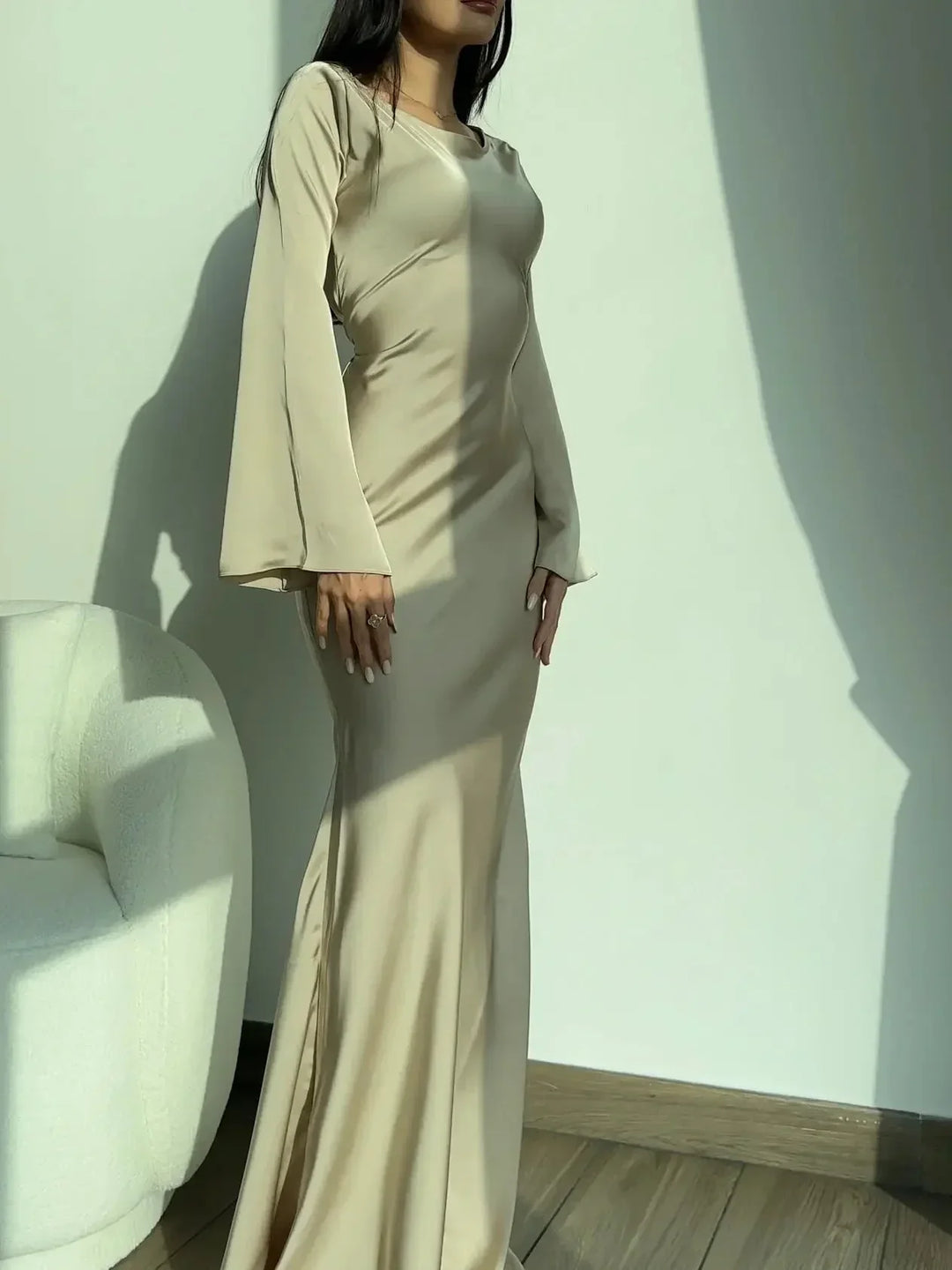 Robe maxi blanche à manches longues, en tissu léger, avec motifs floraux et silhouette élégante pour invité de mariage.