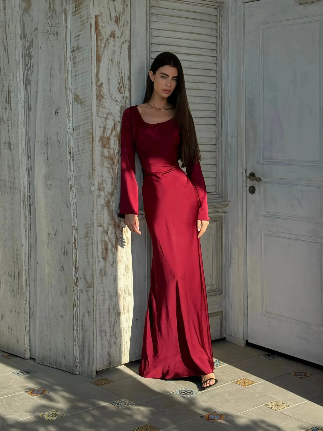 Robe maxi blanche à manches longues, en tissu léger, avec motif floral, conçue pour les invitées de mariage.