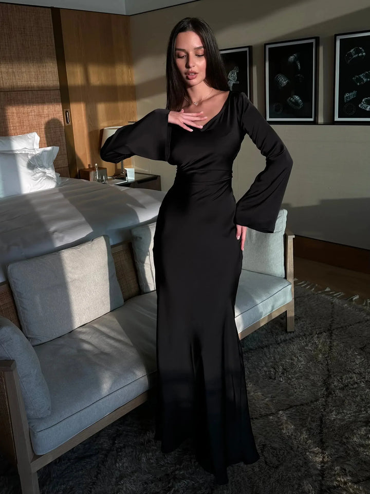 Robe maxi blanche à manches longues en tissu fluide, design élégant pour les invités de mariage.