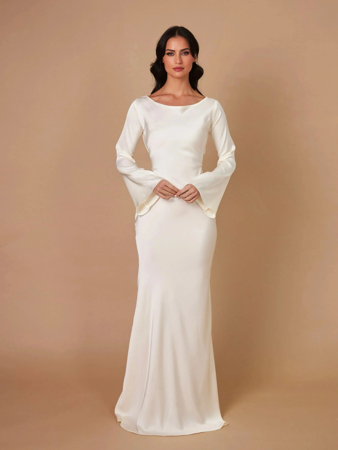 Robe maxi noire à manches longues, en tissu léger, avec un motif floral et une coupe élégante pour invité de mariage.