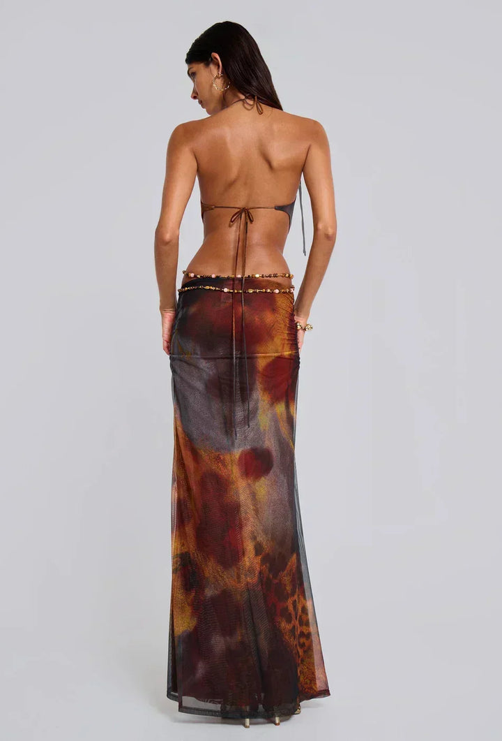 Robe maxi marron en coton avec motif léopard, découpes élégantes et taille cintrée, idéale pour une tenue décontractée.