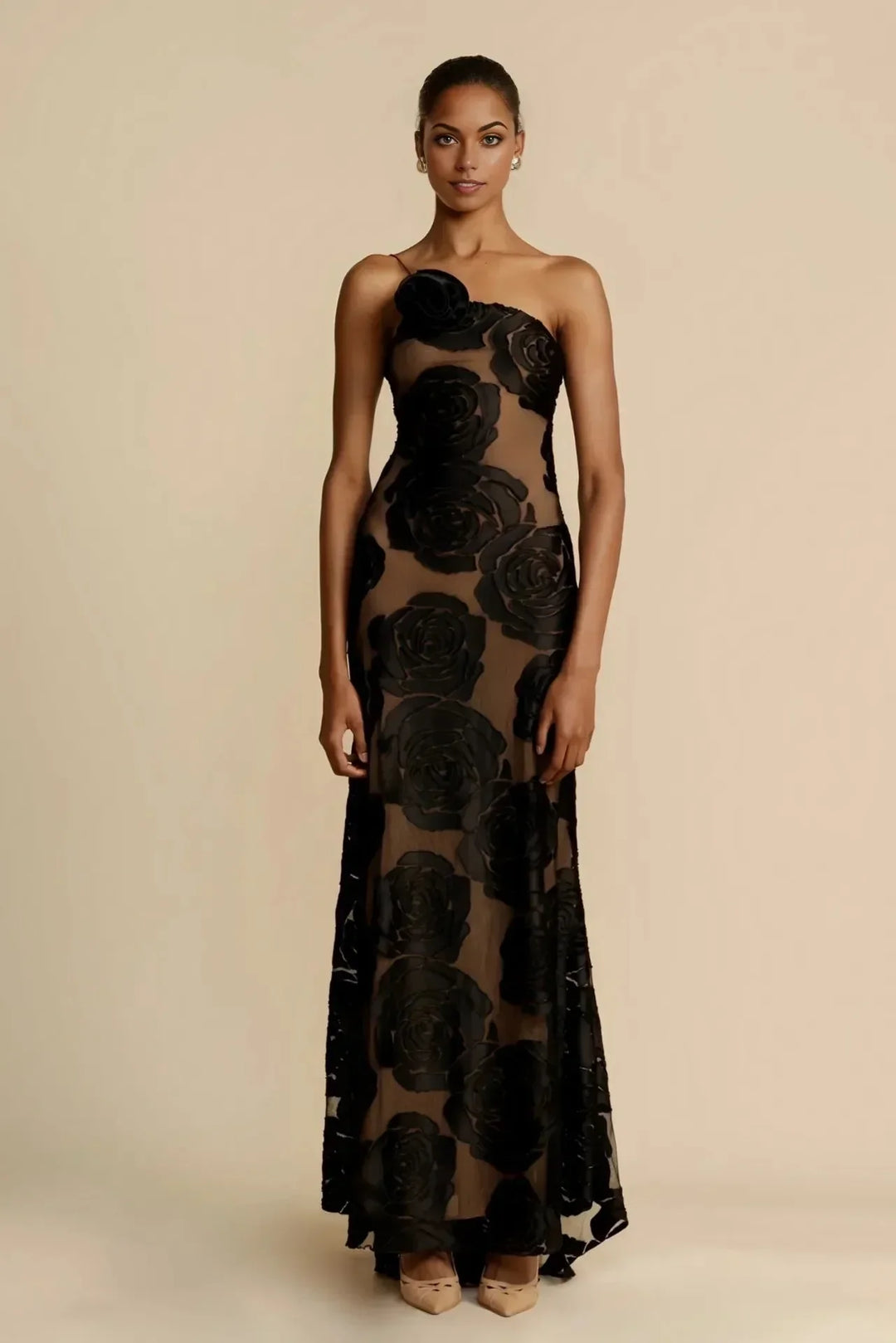 Robe maxi noire pour femme, en coton léger, ornée de motifs floraux colorés sur un tissu fluide et élégant.