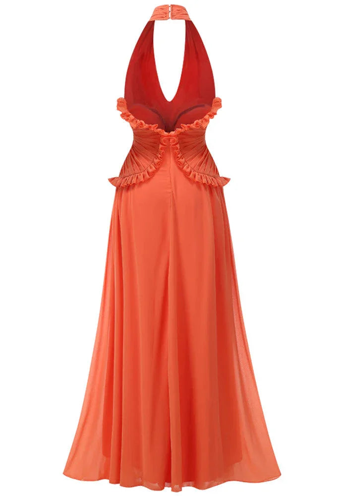 Robe maxi femme orange avec volants en tissu léger et fluide, idéale pour des journées ensoleillées.