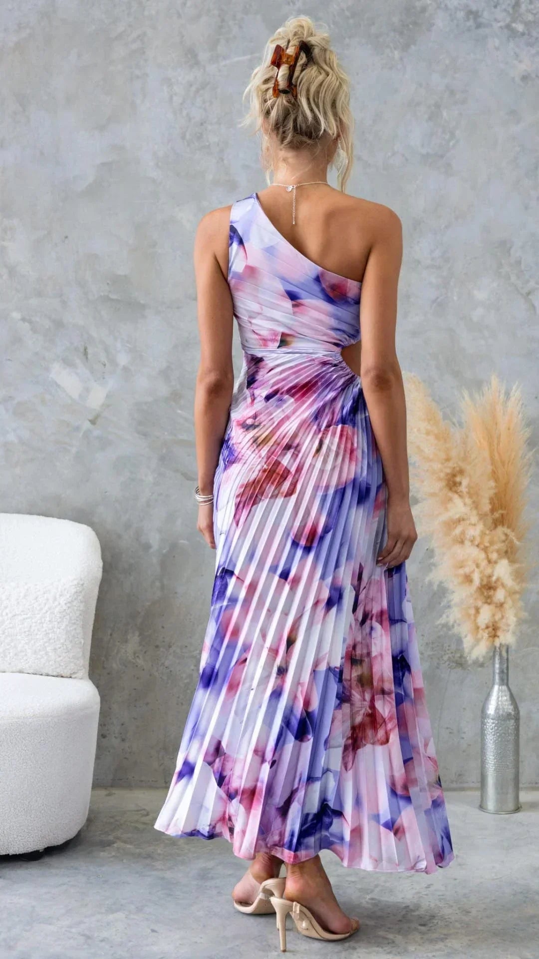Robe maxi femme plissée en polyester, ornée de fleurs et dotée d'une bretelle unique pour un style élégant.