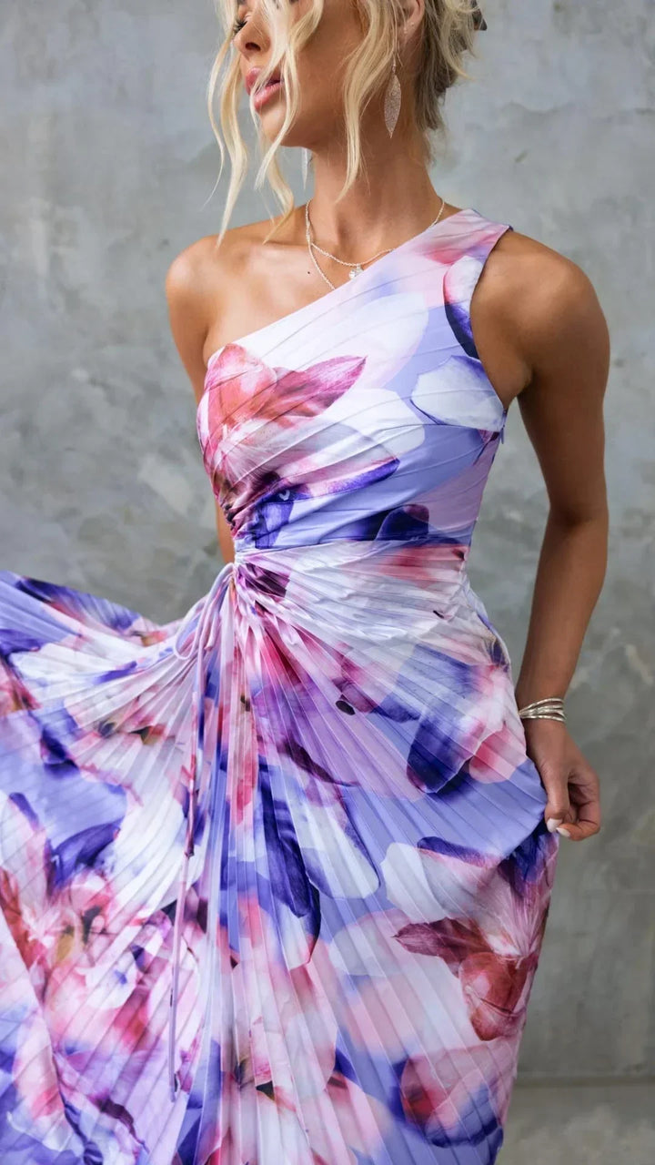 Robe maxi plissée féminine à fleurs, en tissu léger, dotée d'une bretelle unique pour un look élégant et moderne.