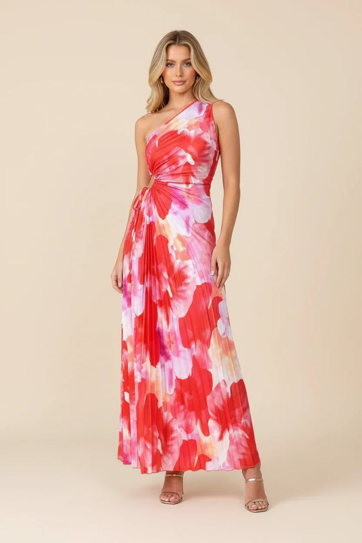 Robe maxi femme rouge fleuri, en voile léger, avec plis colorés et manches courtes pour un look élégant et décontracté.
