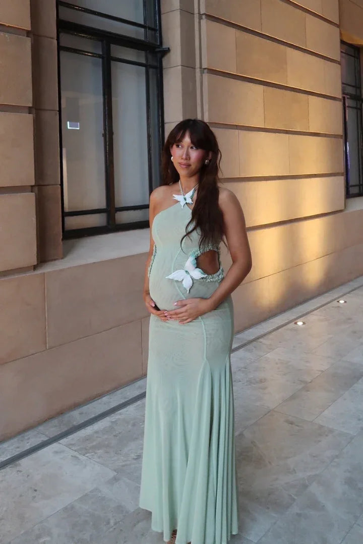 Robe maxi femme verte en tissu léger avec découpes papillon sur les manches, idéale pour les occasions décontractées.