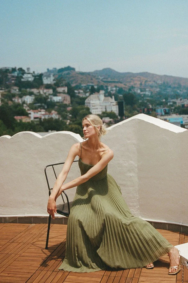 Robe maxi femme verte plissée en polyester avec design fluide, idéale pour un look décontracté et élégant au quotidien.