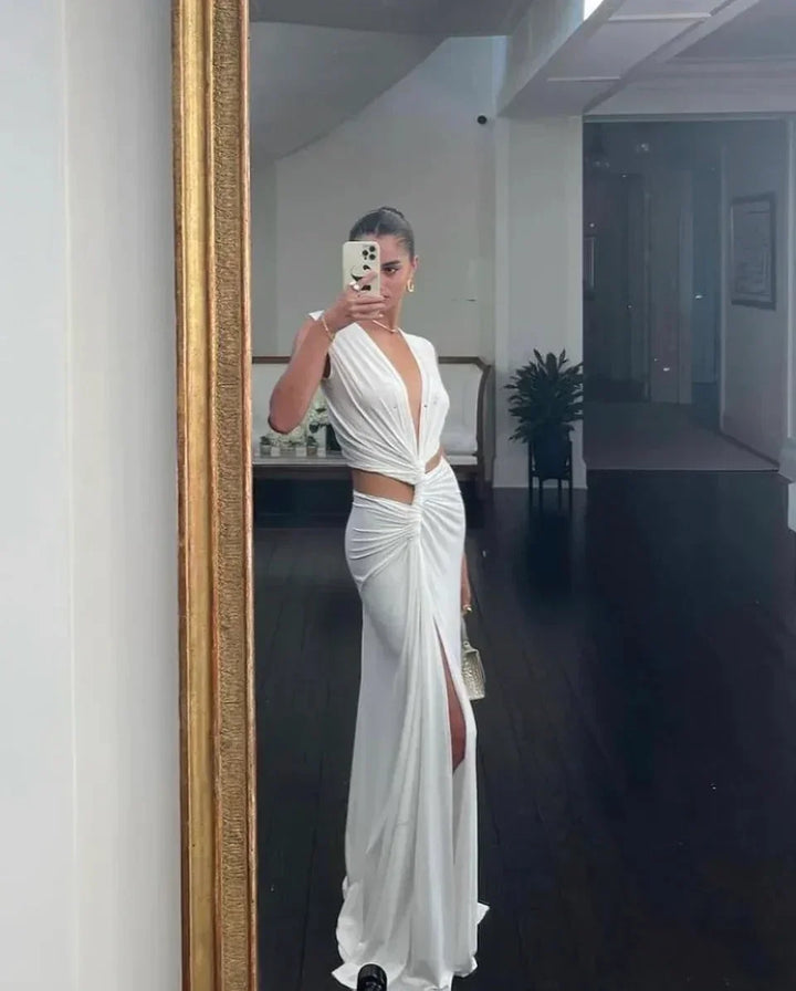 Robe longue fendue en tissu léger, col en V et découpes à taille haute pour un look moderne et élégant.