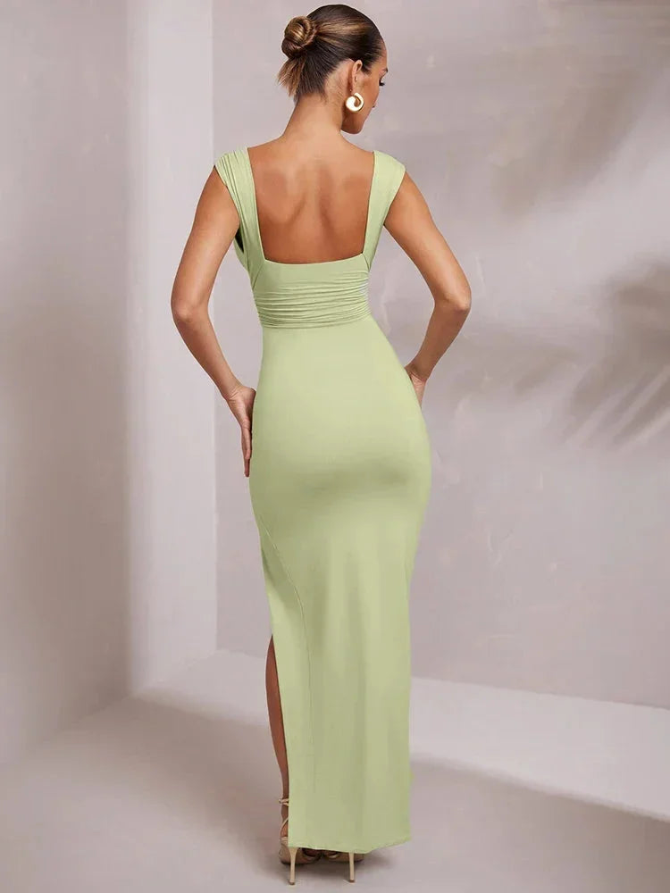 Robe longue fendue avec décolleté en V, tissu léger et fluide, parfaite pour les occasions estivales et comfortables à porter.