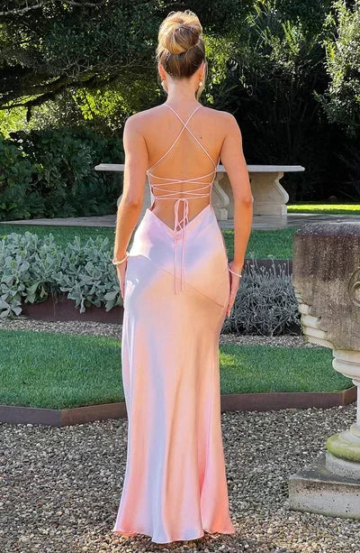 Robe longue fendue en satin-look, col en V, avec bretelles fines et un design fluide pour un confort élégant.