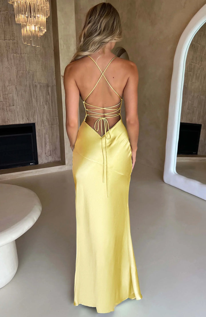 Robe longue en satin-look, col en V, fente sur le côté, bretelles fines, idéale pour une tenue élégante.