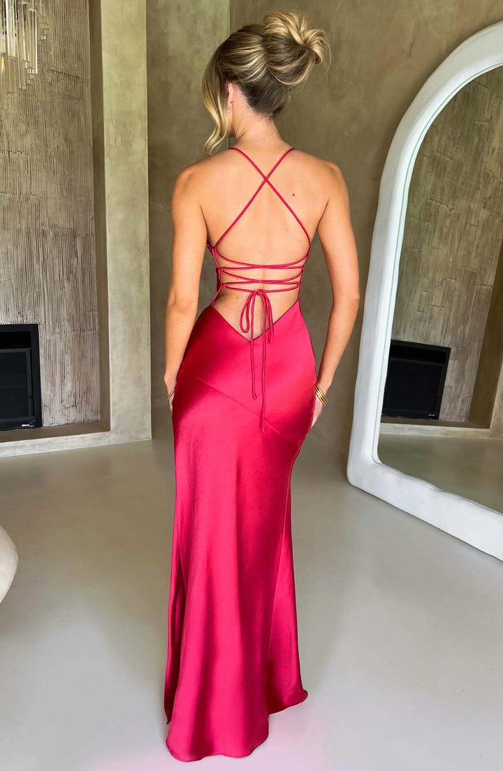 Robe longue en satin-look, fendue à la taille, col en V, avec bretelles fines pour un effet élégant et fluide.