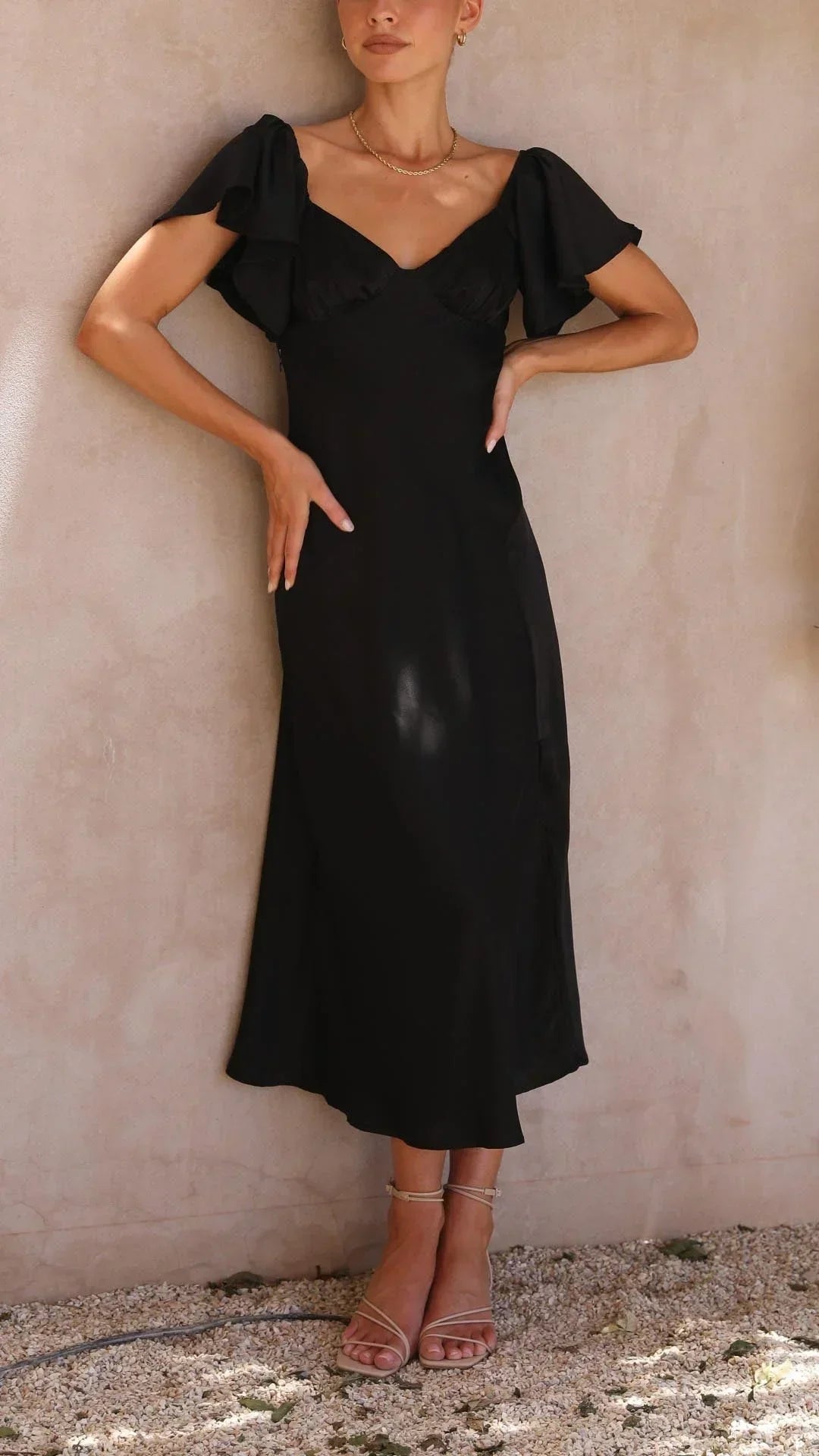 Robe longue fluide pour femme, épaule dénudée avec fente sur le côté, idéale pour les soirées d'été.