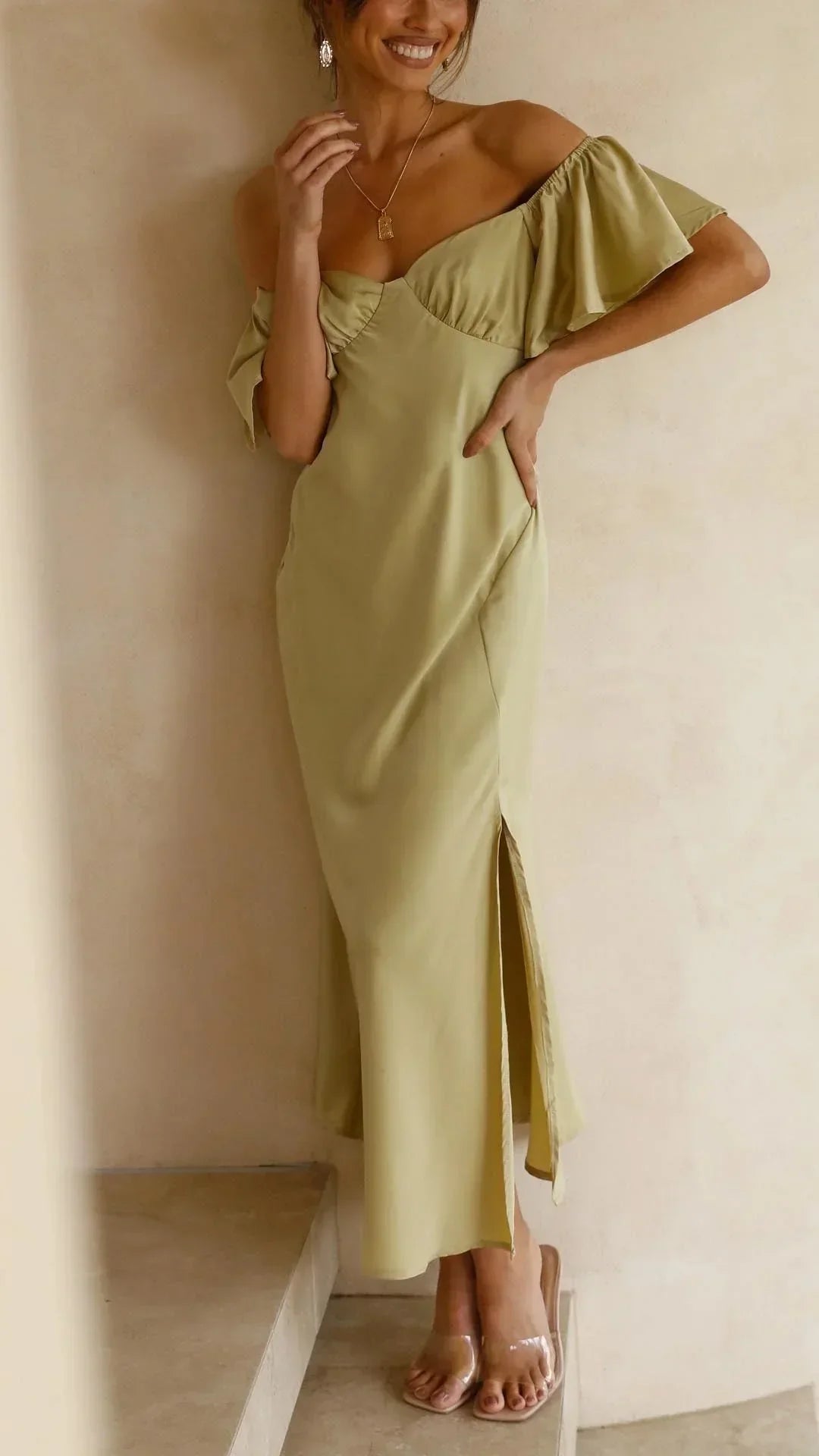 Robe longue fluide, épaule dénudée, fente sur le côté, parfaite pour les soirées d'été, en tissu léger et confortable.