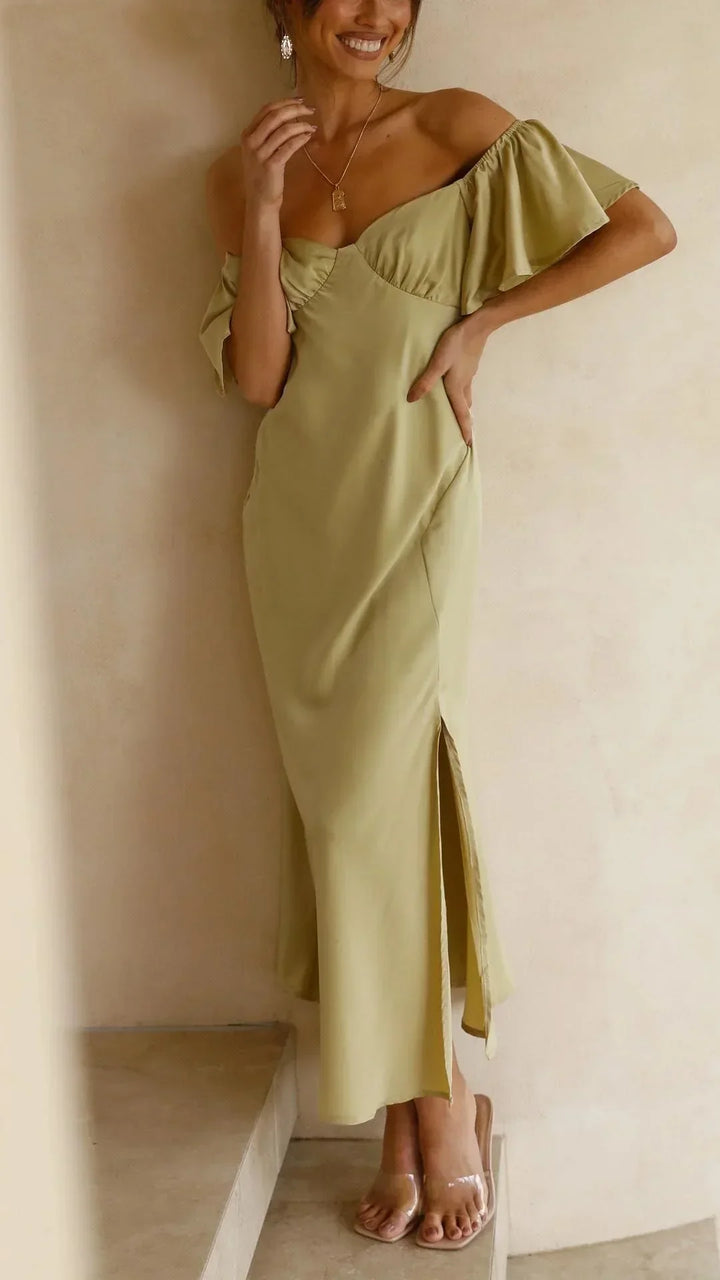 Robe longue fluide, épaule dénudée, fente sur le côté, parfaite pour les soirées d'été, en tissu léger et confortable.