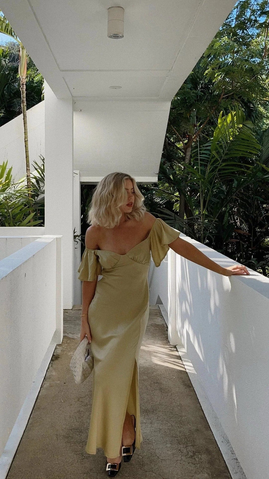 Abito Lungo Donna in Satin Spacco e Spalle Scoperte - Vesarelli