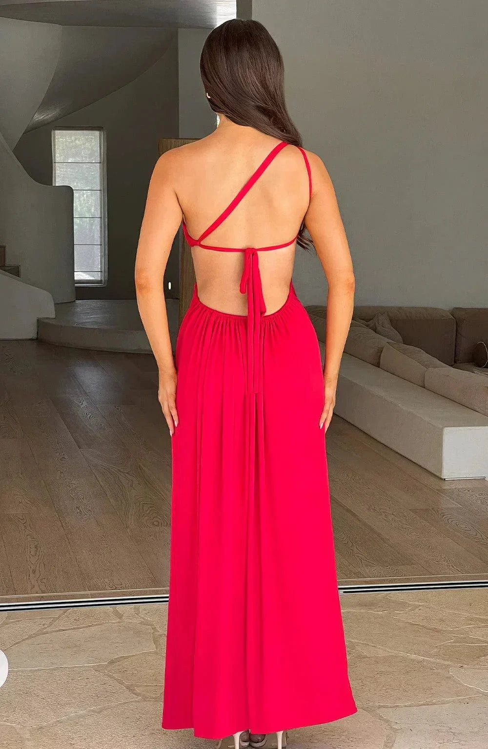Robe longue fluide à épaule dénudée, fente élégante, parfait pour soirées d'été, fabric léger et aérien.