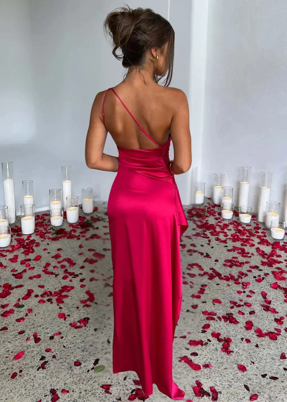Robe maxi fendue à une épaule en viscose légère, dotée d'une coupe fluide et d'une fente élégante sur le côté.