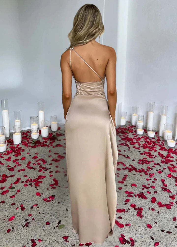 Robe maxi fendue à une épaule, en chiffon léger, avec une coupe asymétrique et un tissu fluide pour un confort optimal.