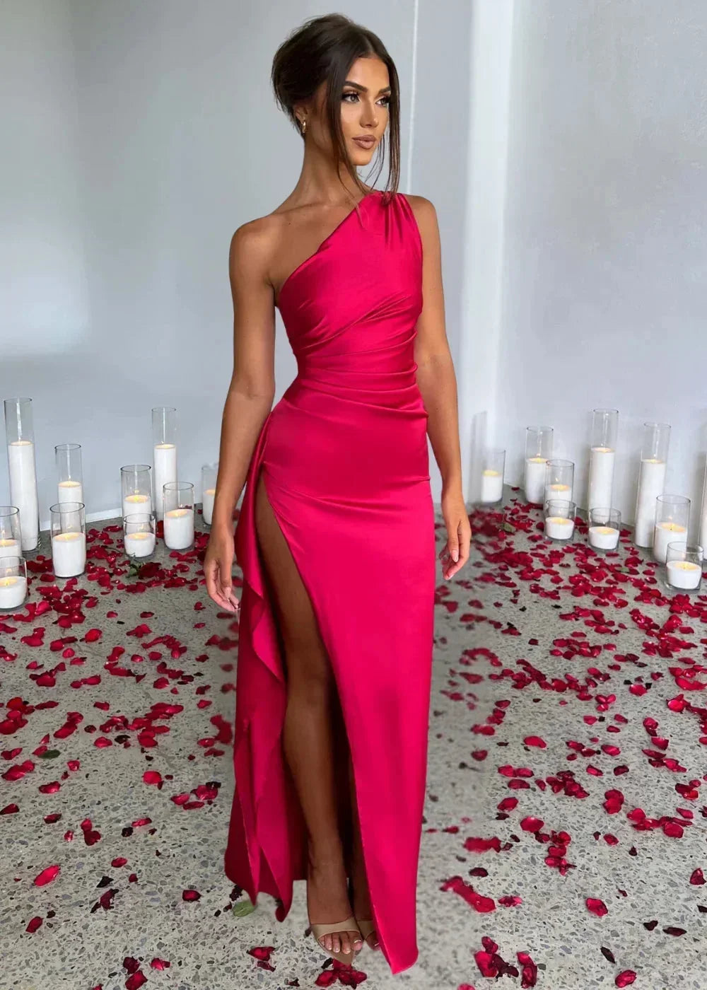 Robe maxi fendue à une épaule en coton, offrant un design élégant et une coupe fluide idéale pour les occasions estivales.