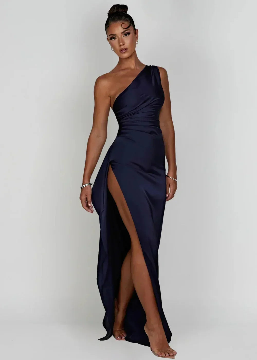 Robe maxi fendue à une épaule en tissu léger, bleu, avec une coupe moderne et une fente élégante sur le côté.
