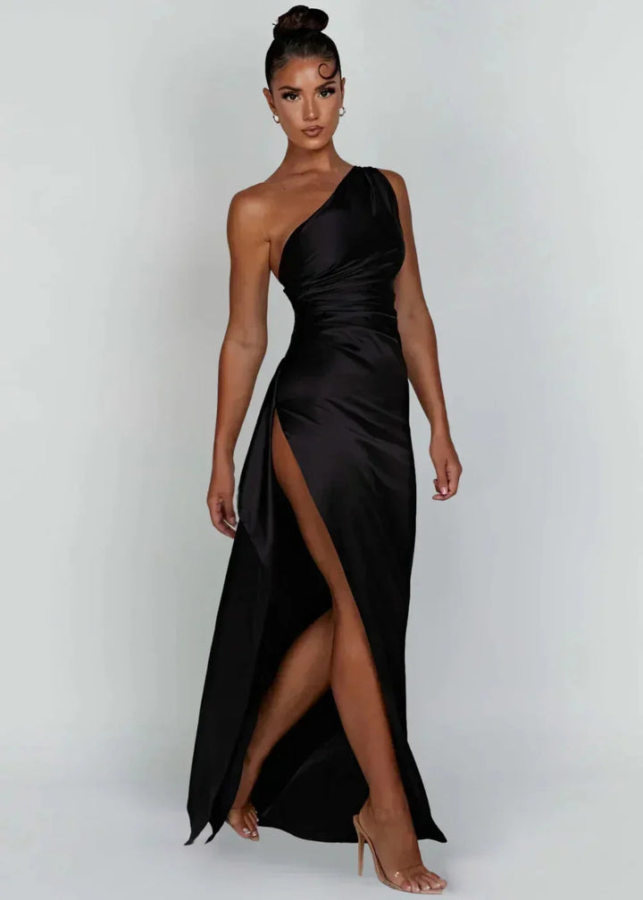 Robe maxi noire fendue à une épaule, en tissu léger, avec couture élégante pour un look moderne et décontracté.