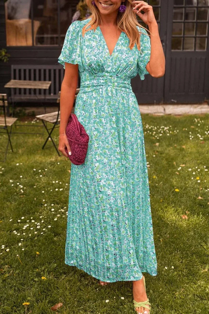 Robe longue fleurie à manches courtes, col en V, en tissu fluide parfait pour l'été, offrant confort et style.