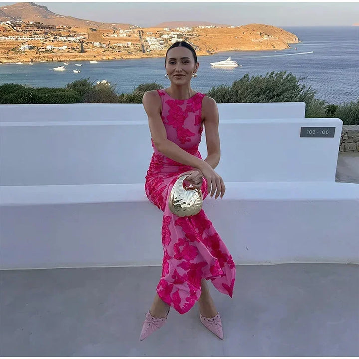 Robe longue fleurie rose sans manches en coton léger, parfaite pour des événements soirées avec un design élégant et fluide.