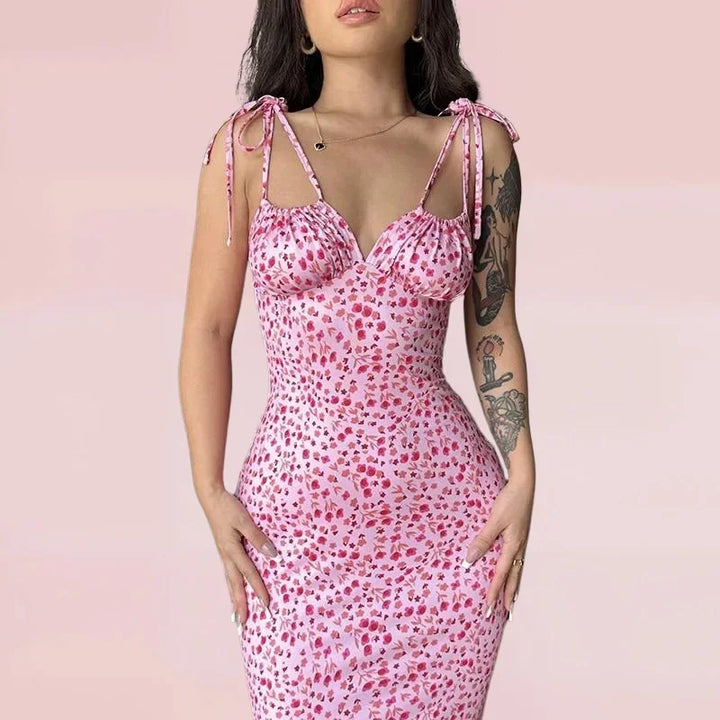 Robe longue fleurie sans manches avec bretelles ajustables, en coton léger, idéale pour une tenue d'été décontractée.