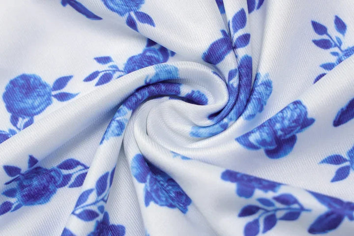 Robe longue fleurie sans manches avec bretelles ajustables, en tissu léger, idéale pour l'été et les journées ensoleillées.