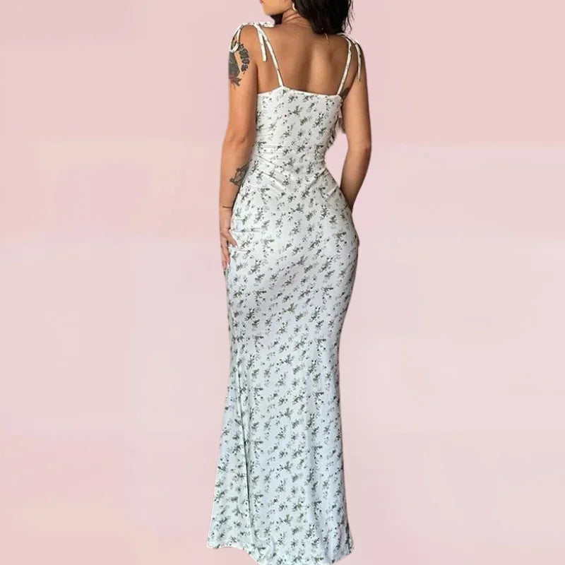 Robe longue fleurie sans manches avec bretelles ajustables, en tissu léger et respirant, idéale pour les journées d'été.