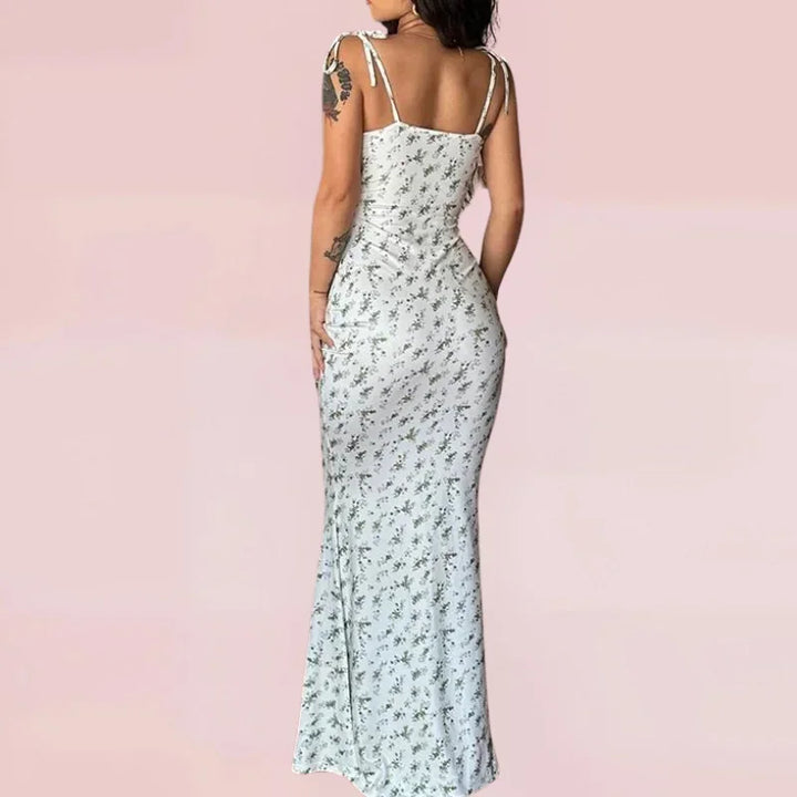 Robe longue fleurie sans manches avec bretelles ajustables, en tissu léger et respirant, idéale pour les journées d'été.
