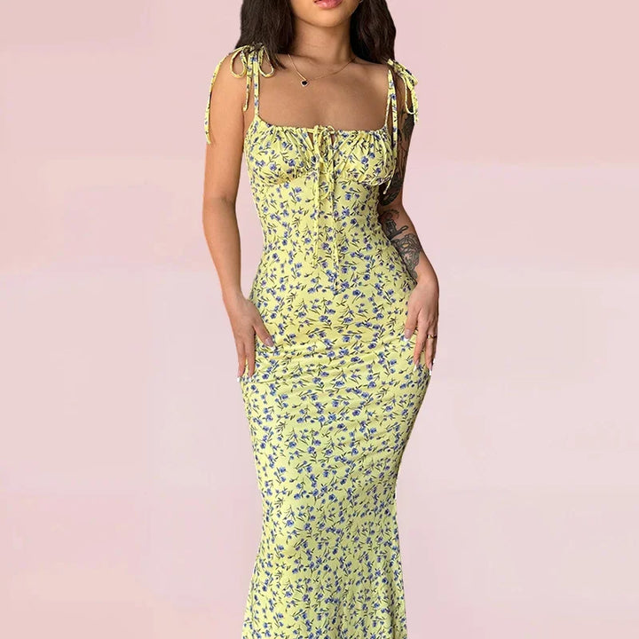 Robe longue fleurie sans manches avec bretelles ajustables, tissu léger, idéale pour les journées d'été.