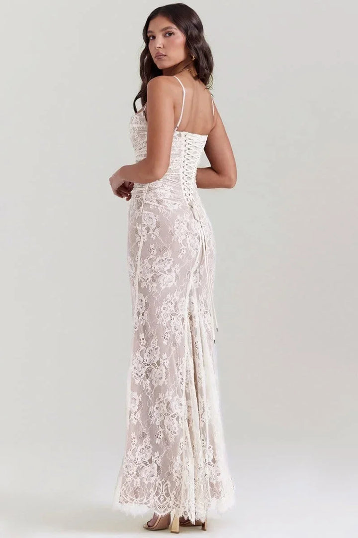 Robe longue à fleurs en dentelle, manches longues, détails élégants aux épaules pour une tenue de cérémonie ou soirée.