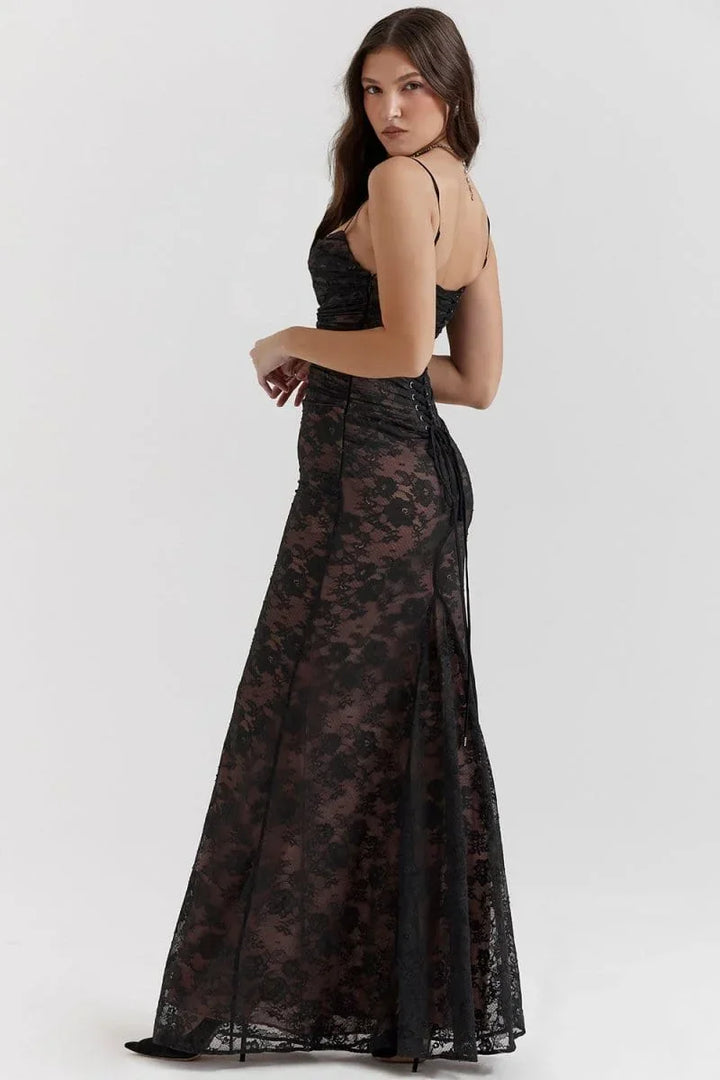 Robe longue à fleurs en dentelle avec manches longues et détails élégants aux épaules, idéale pour une cérémonie ou soirée.