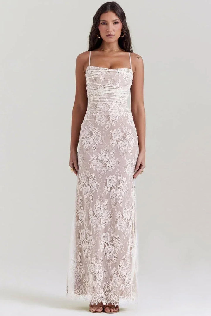 Robe longue à fleurs en dentelle, manches longues, avec détails élégants aux épaules, idéale pour cérémonies ou soirées.