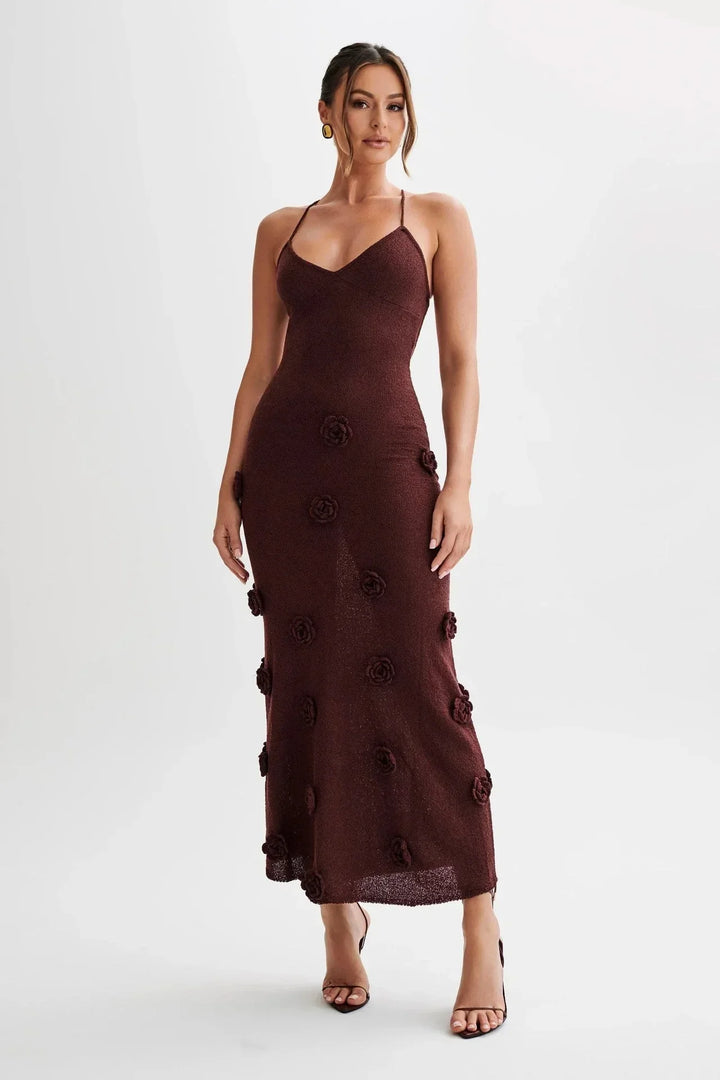 Robe longue à fleurs en dentelle scintillante, bretelles fines, idéale pour une soirée estivale élégante.