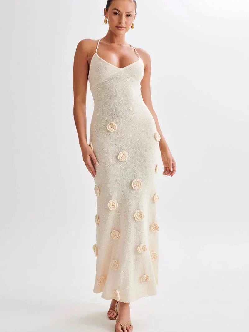 Robe longue à fleurs en dentelle scintillante, bretelles fines, parfaite pour les soirées d'été.