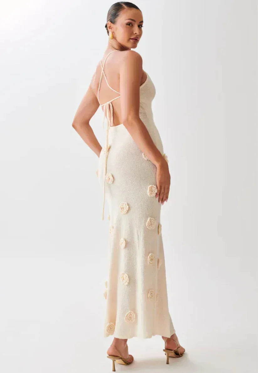 Robe longue à fleurs en dentelle scintillante, avec bretelles fines et un design élégant, idéale pour les soirées d'été.