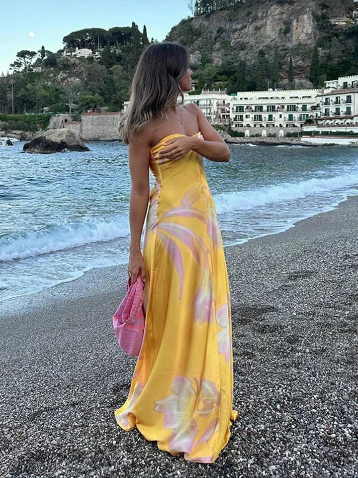 Robe longue à fleurs jaunes sans bretelles en coton léger, idéale pour les journées d'été décontractées.