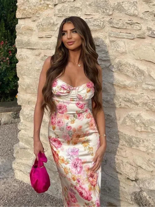 Robe longue à fleurs pastel avec bretelles fines, coupe ajustée et col en cœur, fabriquée en tissu léger et fluide.