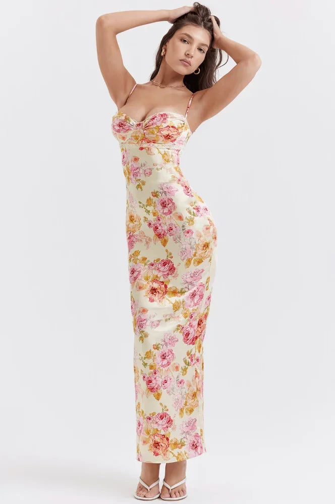 Robe longue à fleurs pastel avec bretelles fines, coupe ajustée et col cœur, en coton léger idéal pour les journées d'été.
