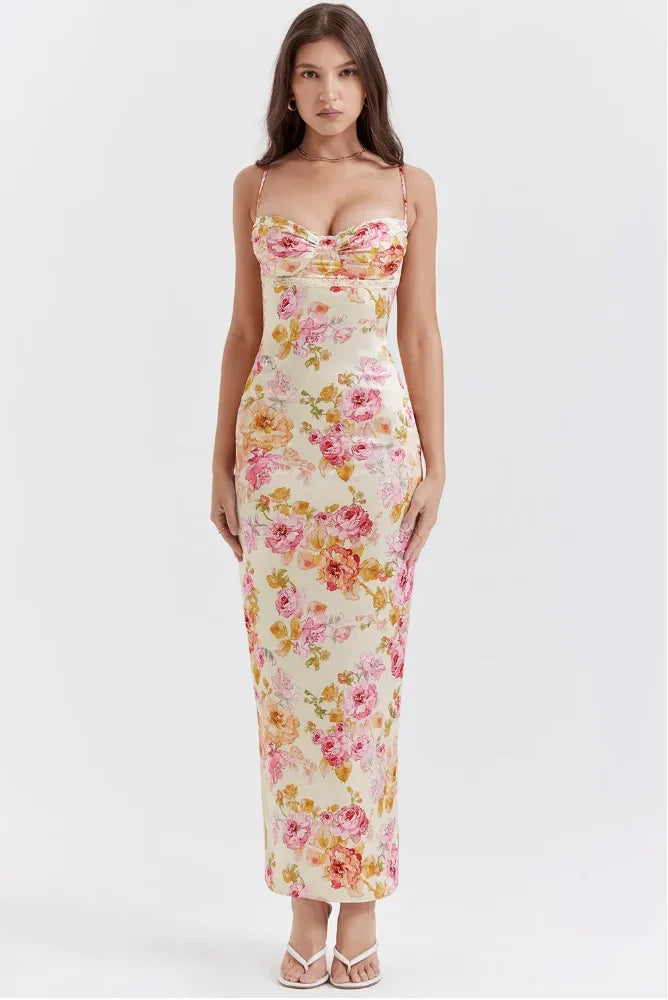 Robe longue à fleurs pastel avec bretelles fines, coupe ajustée et col en cœur, en tissu léger et fluide.