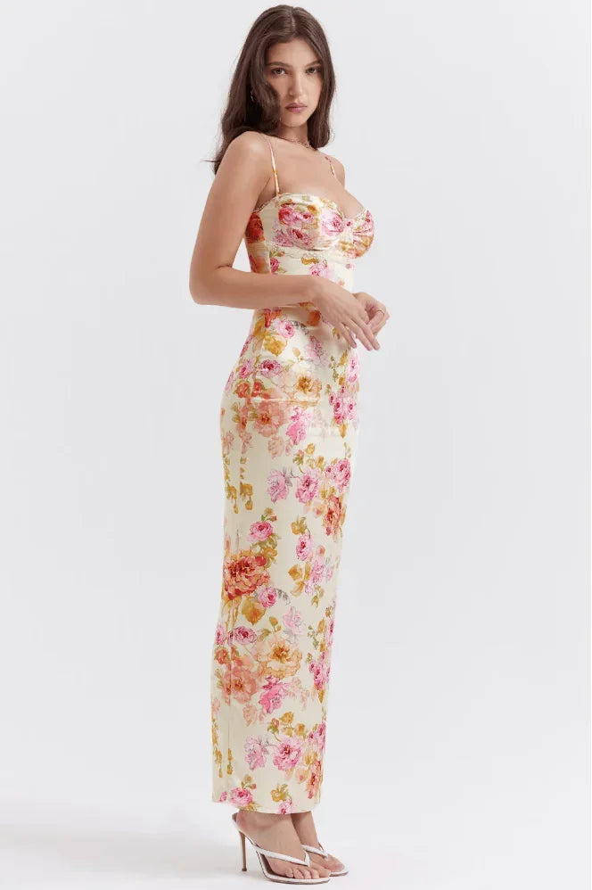 Robe longue à fleurs pastel avec bretelles fines, coupe ajustée et col en cœur, en tissu léger et fluide pour un confort…